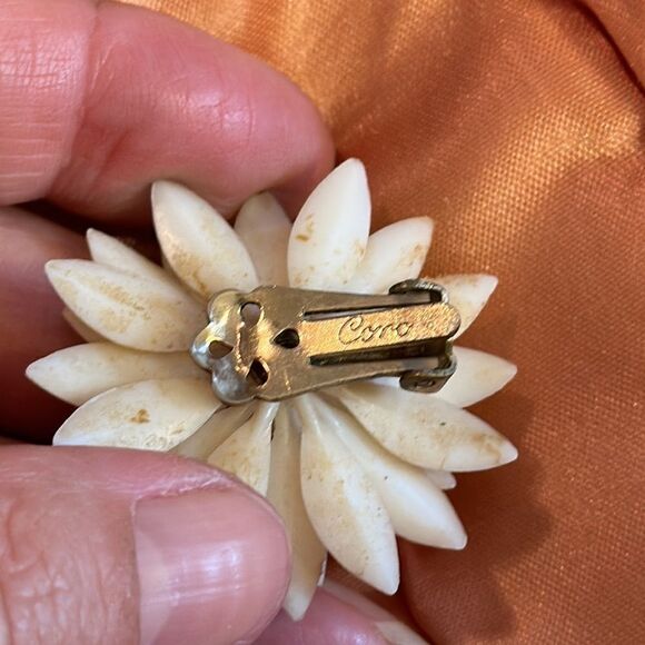 Vintage 60s Coro soft white plastic daisy clip on earrings /rhinestone center - Picture 6 of 6